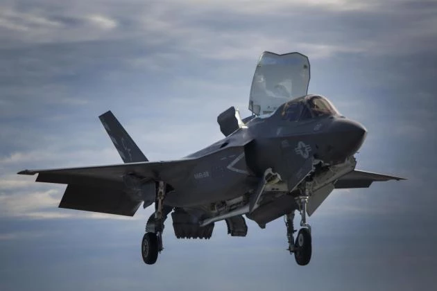F-35A εναντίον F-35B: Η κόντρα αεροπόρων και πεζοναυτών για το ποιος έχει το καλύτερο μαχητικό (βίντεο)
